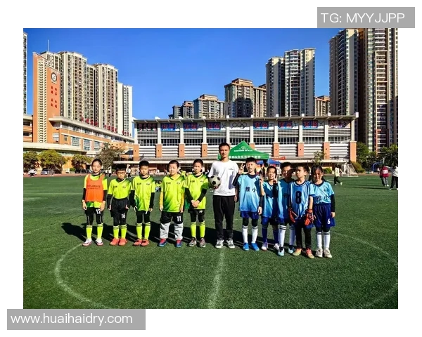 李华在绿茵场上的奋斗与成长:从踢足球的小子到校园明星的励志故事